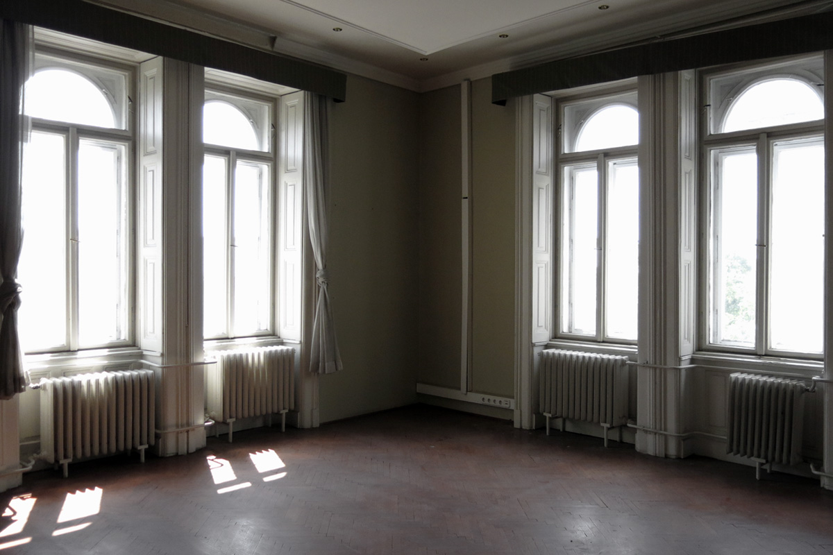 Illustration for article titled Ebbe az Andrássy úti bérpalotába költözik a Cink