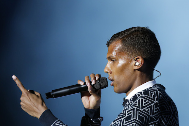 A Blöff zenekart viszem haza, fehér kisbusz, IKJ-453