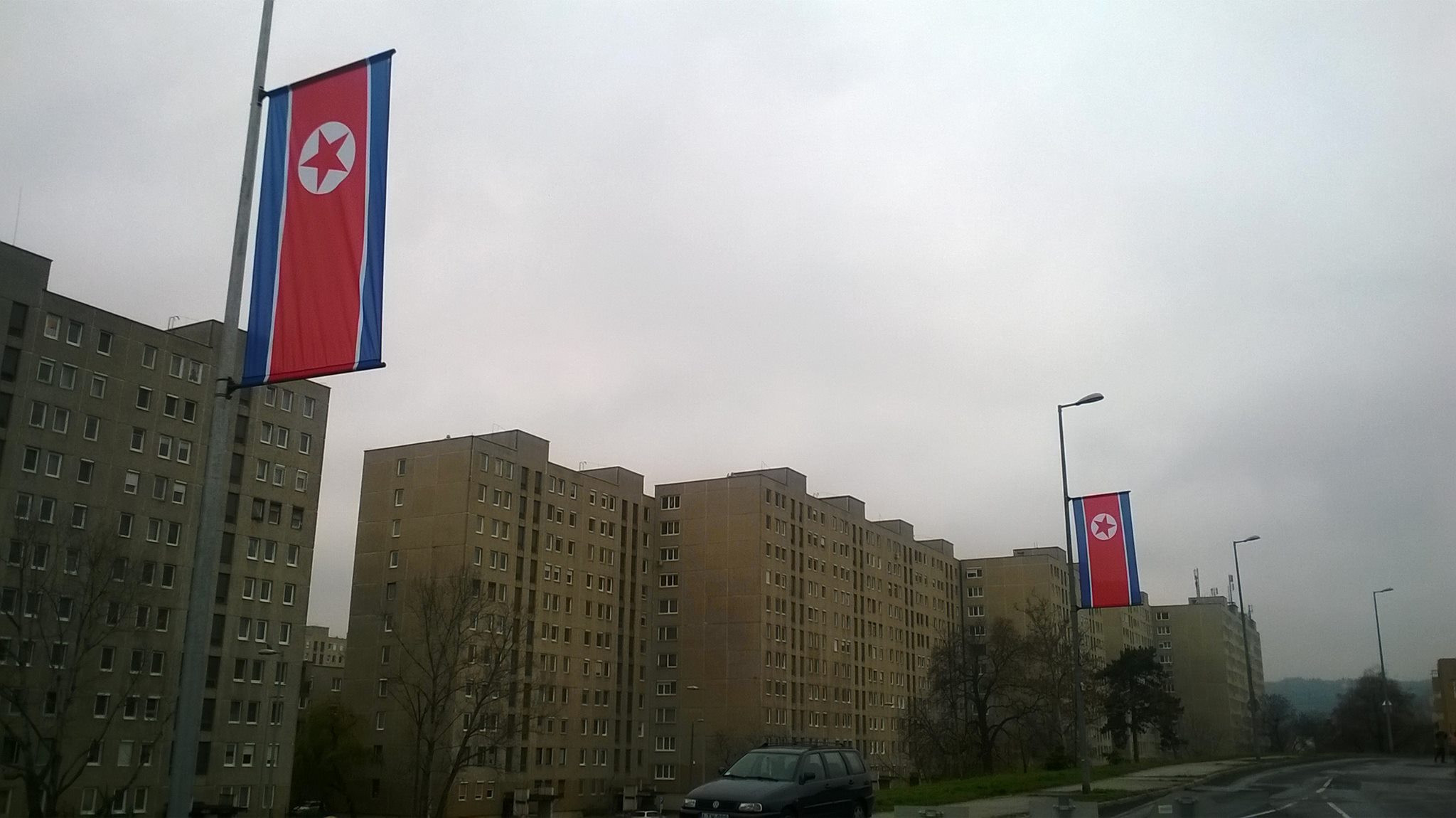 Mit keresnek észak-koreai zászlók Békásmegyeren?