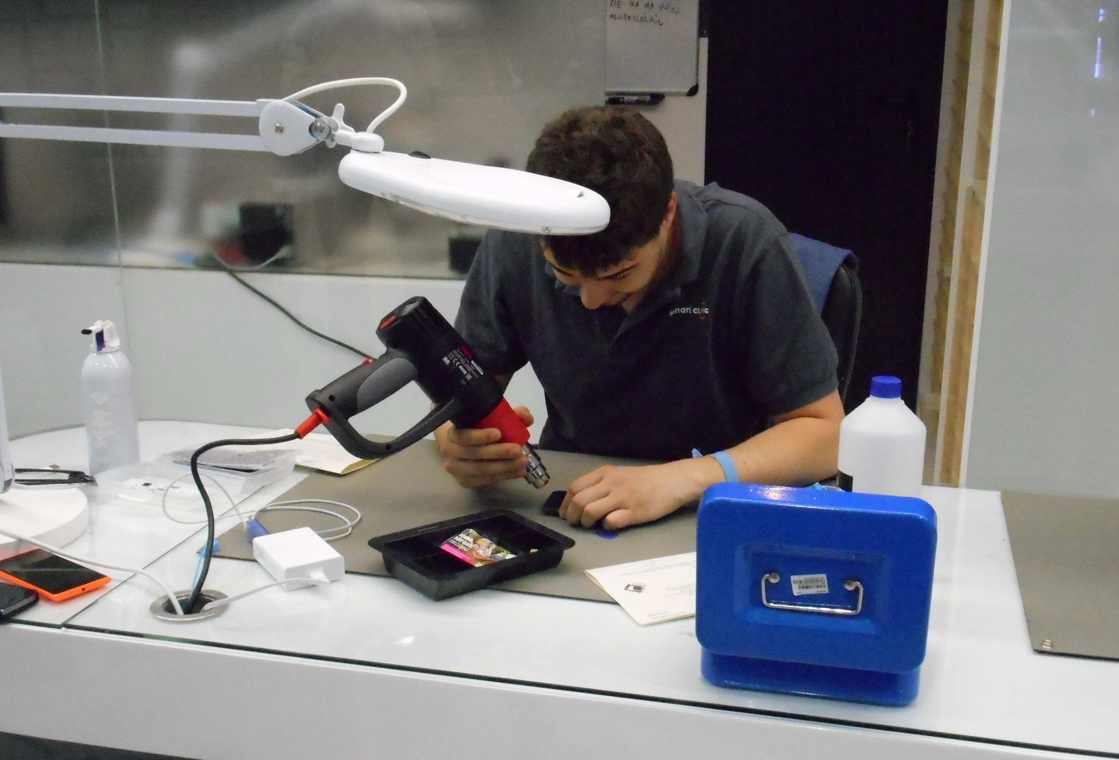 Mibe lehet életet lehelni egy hajszárítóval, gitárpengetővel és tapadókoronggal?