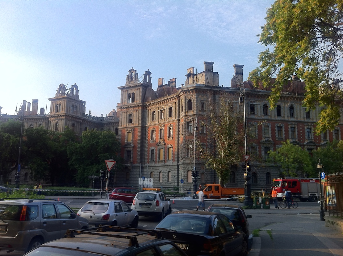 Ennyi maradt a leégett palotából az Andrássy úton