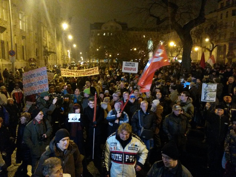 Illustration for article titled A nácik, haza! után kikísérték az ellentüntetőket