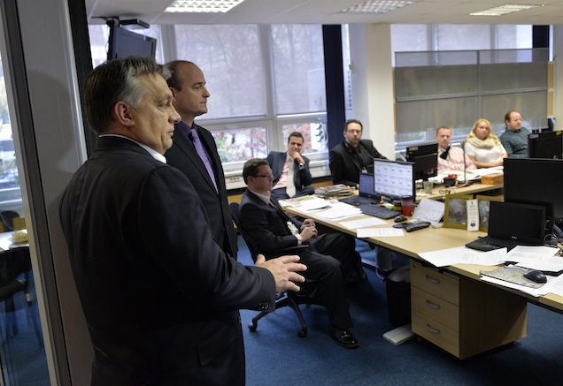 Orbán Viktor nem nagyon tud úszni, a fideszesek pedig nem urizálnak