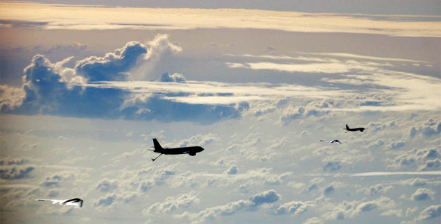 Ilyet se gyakran látni: két B–2-es bombázó egyszerre tankol