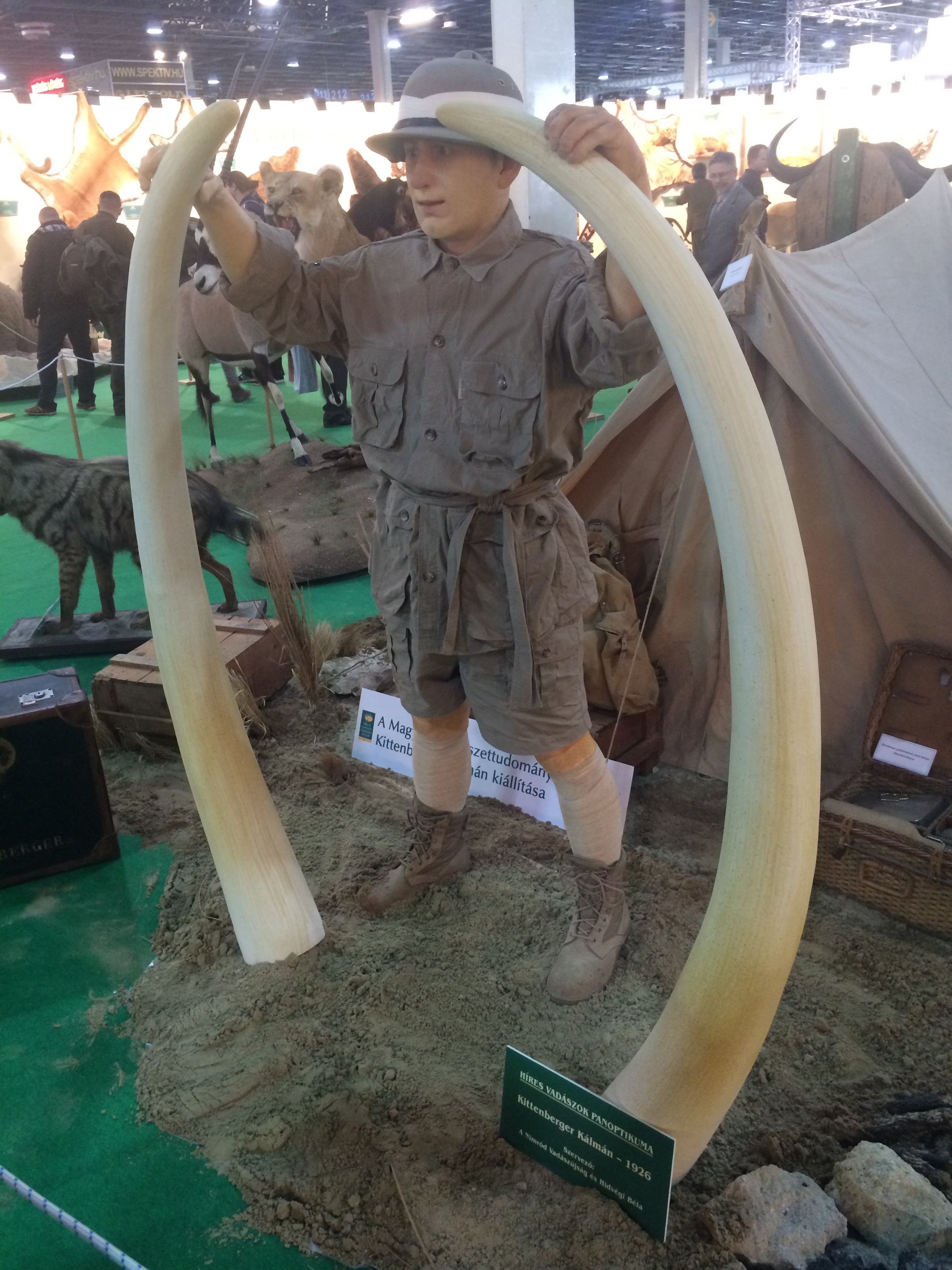 Illustration for article titled Így buliznak döglött állatokkal az ország legidiótábban öltözött emberei