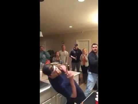 Meg mered nézni, ahogy a részeg barom levágja a haverja orrát? (18+)