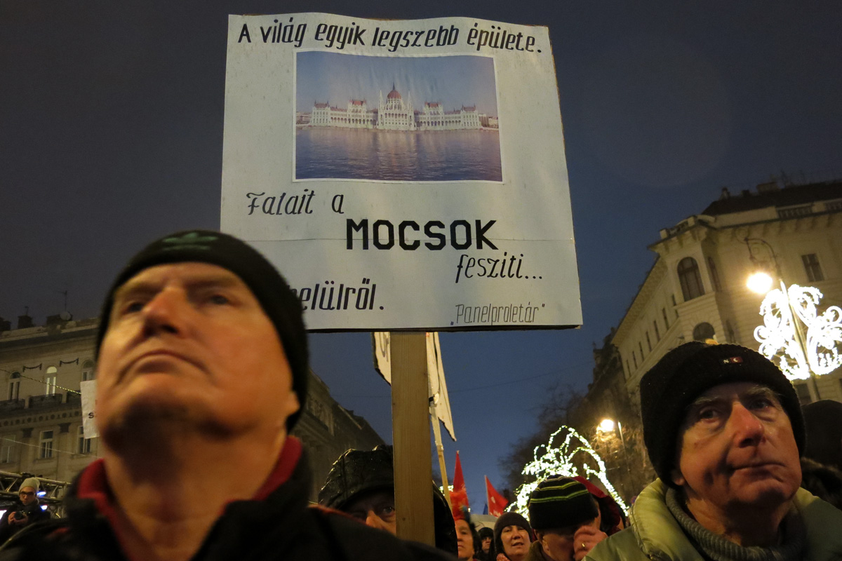 Illustration for article titled Valami nagy baj van – képeink a péntek esti tüntetésről