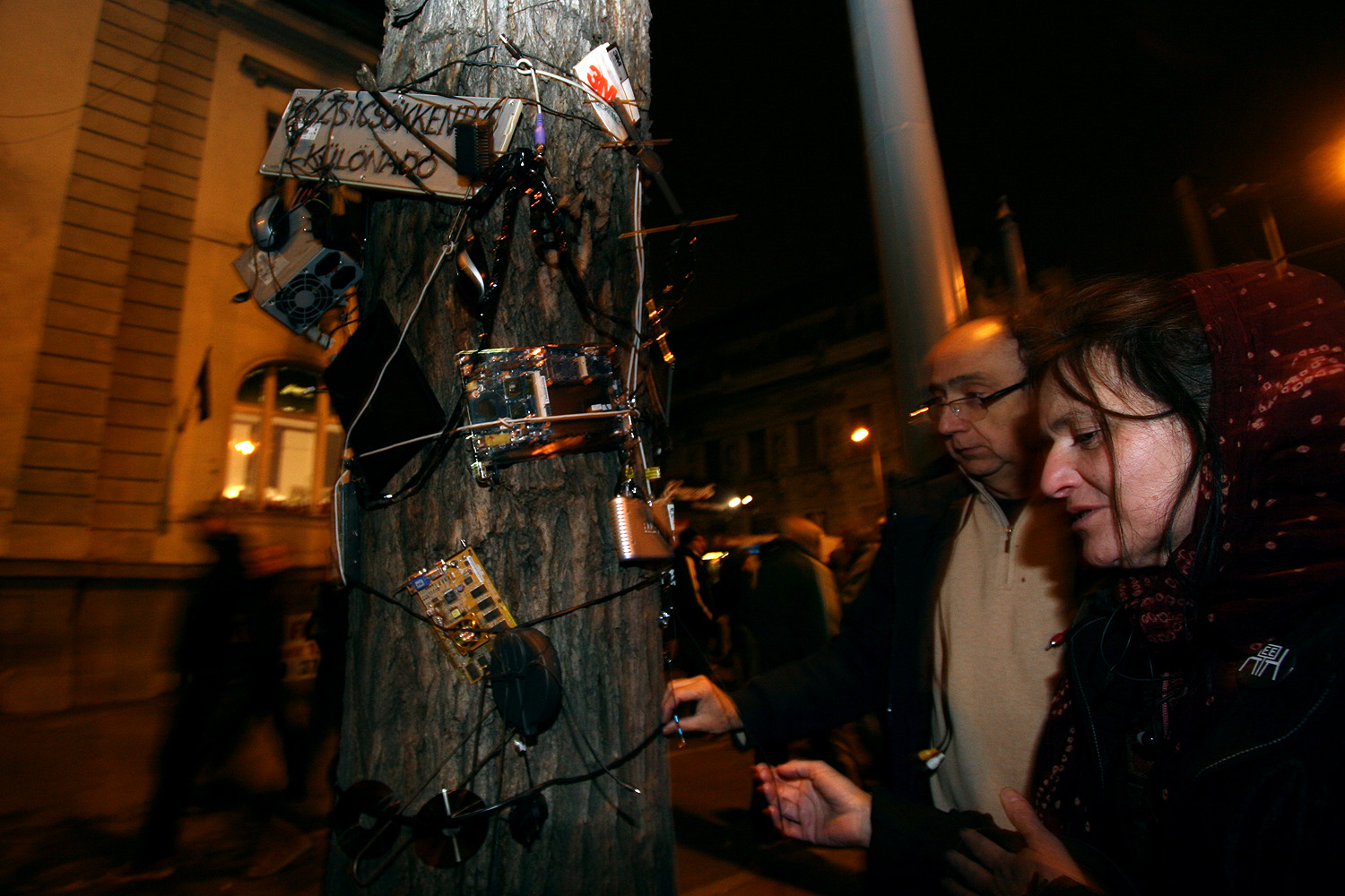 Illustration for article titled Demszky Gábor is ott volt a Fidesz székház ostrománál