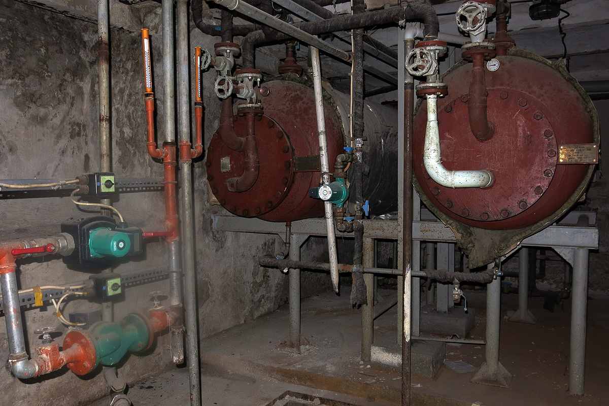 Illustration for article titled Ebbe az Andrássy úti bérpalotába költözik a Cink