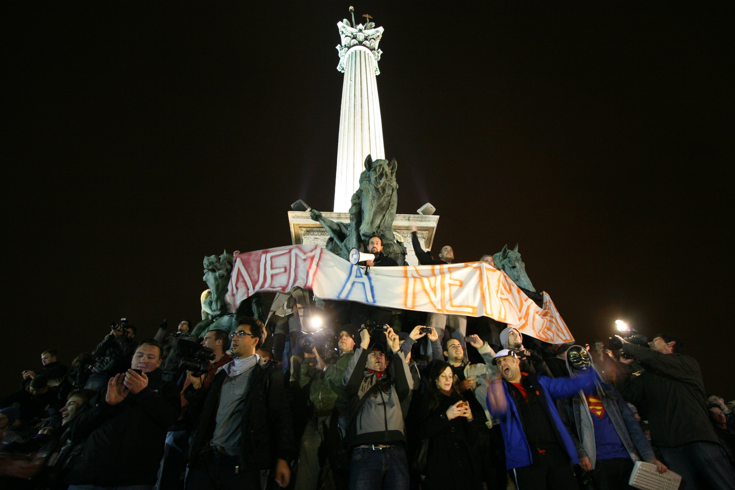 Illustration for article titled Demszky Gábor is ott volt a Fidesz székház ostrománál