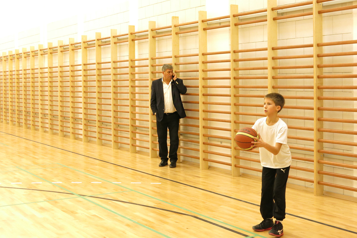 Illustration for article titled Simicskó Air István majdnem bezsákolta a kisgyereket