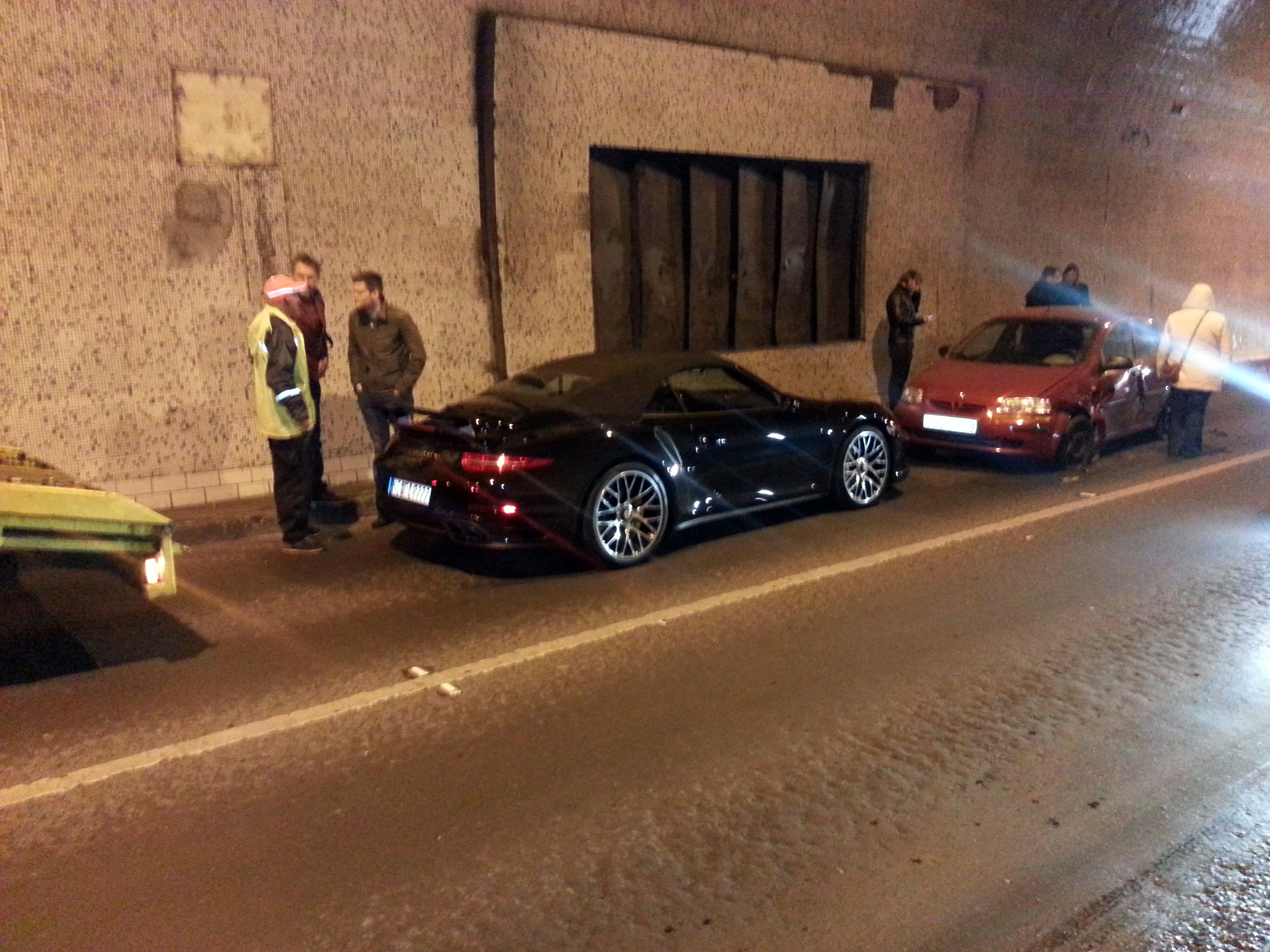 Illustration for article titled Hoppá! Valaki lenullázott egy ritka angol sportautót az Alagútban