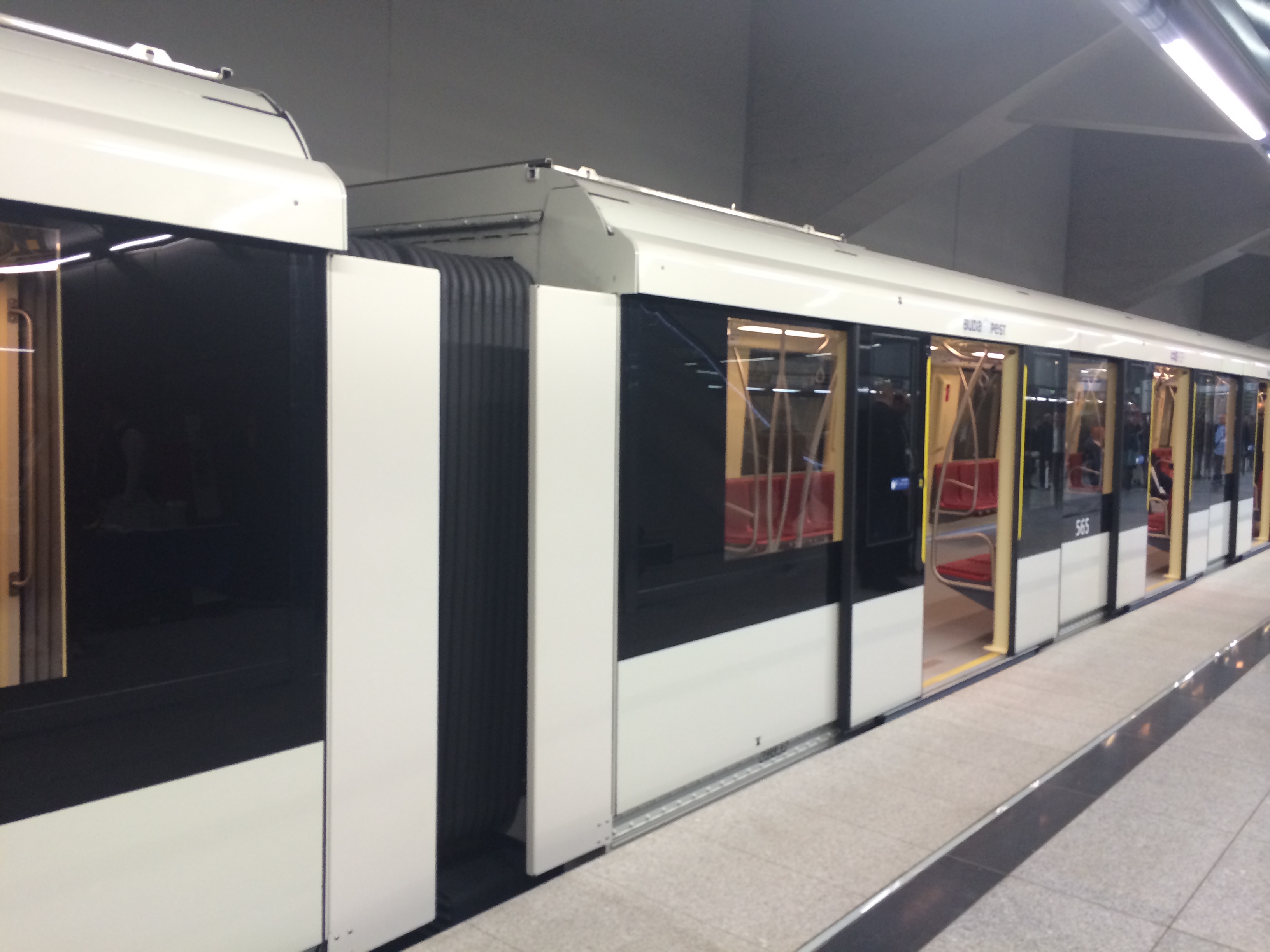 Illustration for article titled Tarlós fejben összeomlott, Orbán megúszta az óriáscsöcsű provokátort