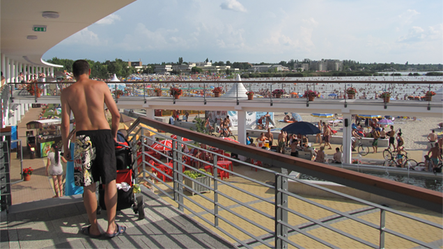 Illustration for article titled Magyarországnak is van homokos tengerpartja – Dubaj-teszt Velencén