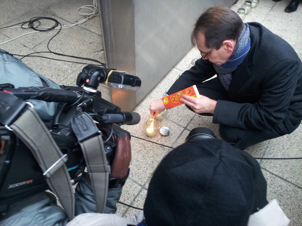 Illustration for article titled Megkezdődött a Charlie-megemlékezés a budapesti Francia Intézet előtt