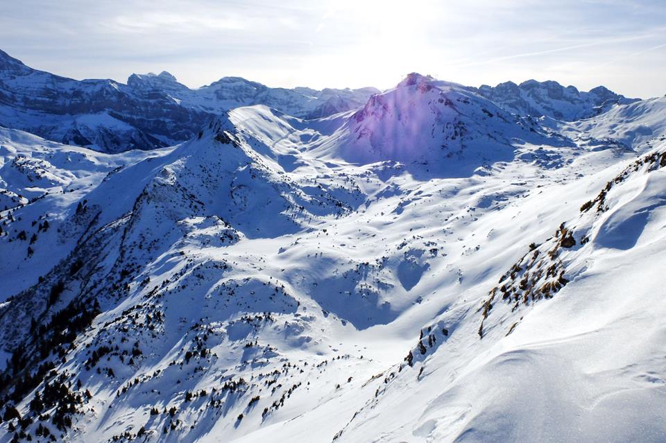 Fentről minden keményebbnek tűnik. A fal is. Jobbra a Les Mossettes.