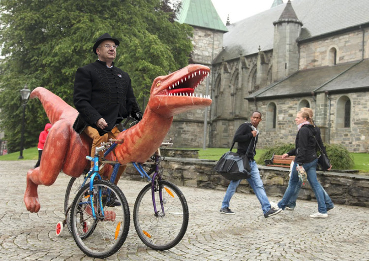 Illustration for article titled Dínóciklivel a dogmatikus vallásos nevelés ellen!