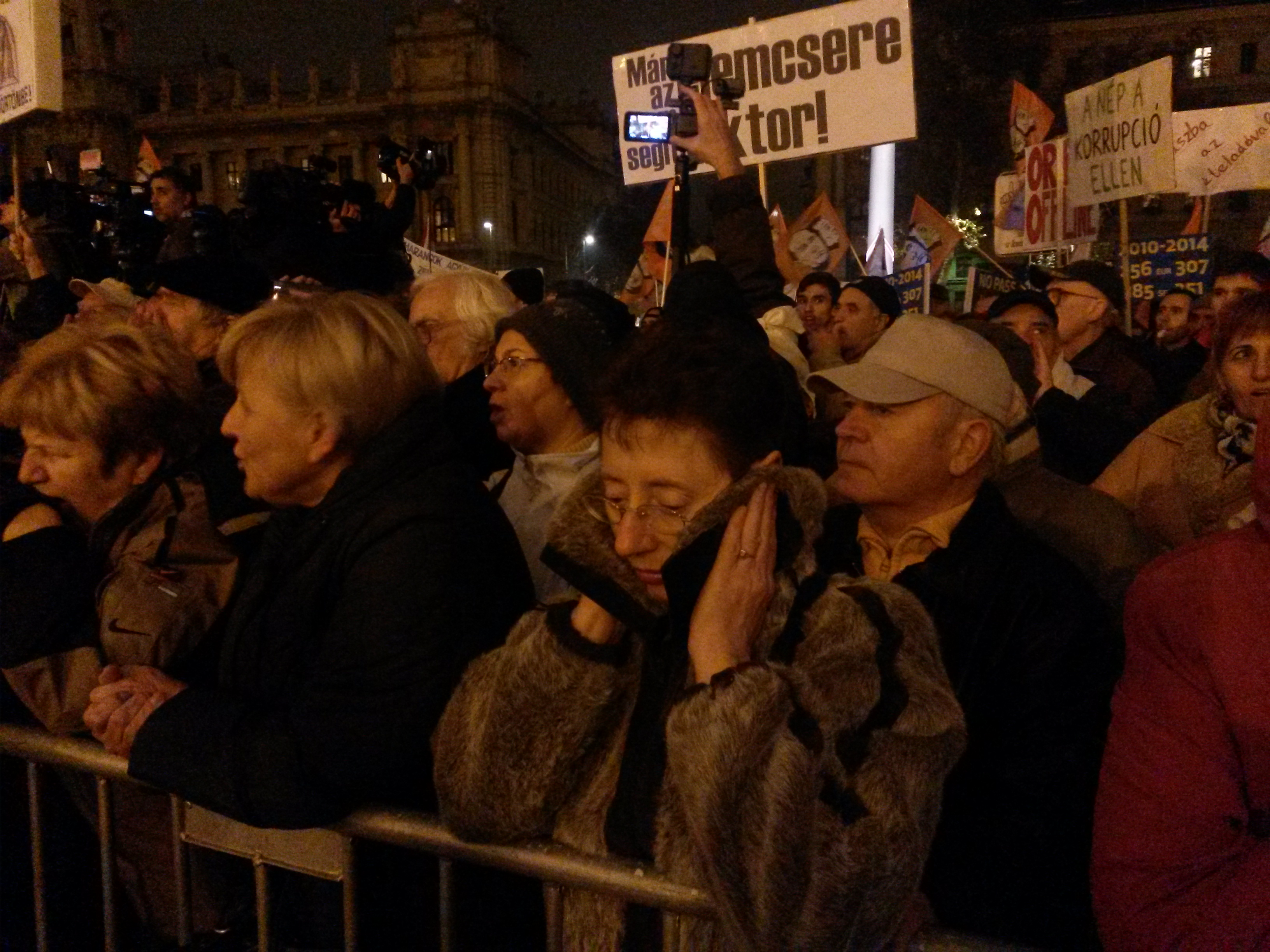 Illustration for article titled Képek, gifek, videó a tegnapi tüntetésről, minden itt van egyben