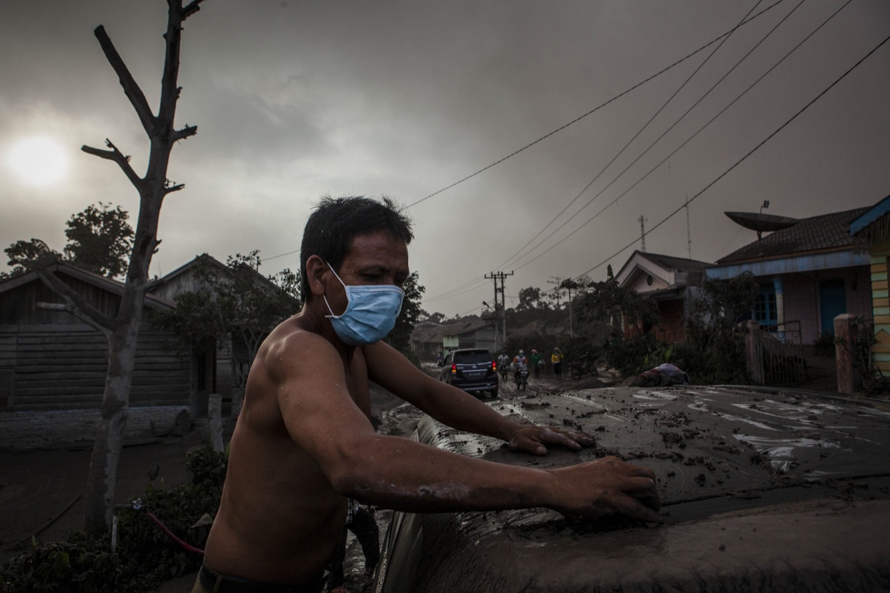 Illustration for article titled Ez a tűzhányó egyszerűen nem bír magával