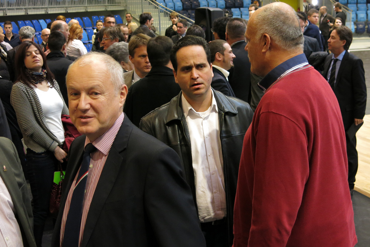 Illustration for article titled Simicskó Air István majdnem bezsákolta a kisgyereket