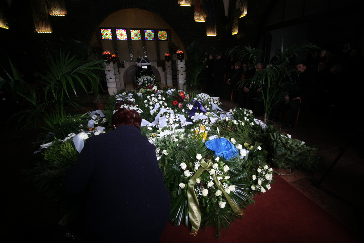 Illustration for article titled Elég egy szálat elszakítani – ma temették Borbély Szilárdot