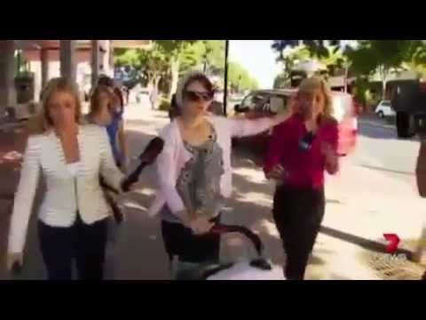 Elege lett a riporterből, elnyomta a cigijét az arcán