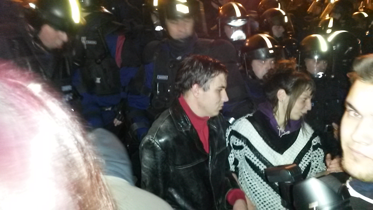 Miközben a Kossuth téren tüntetnek