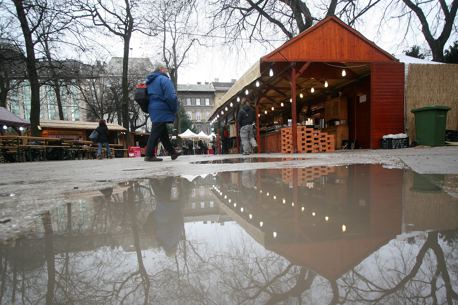 Illustration for article titled Egy ember 22 ezerért vett egy homárt, és befalta hidegen, műanyag tányérról