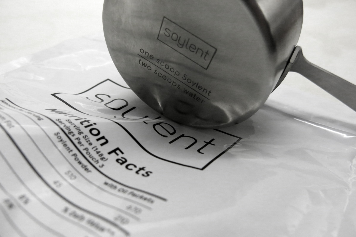 Illustration for article titled Lehet élni a disztópikus jövő takonyszínű csodaételén, de érdemes is?