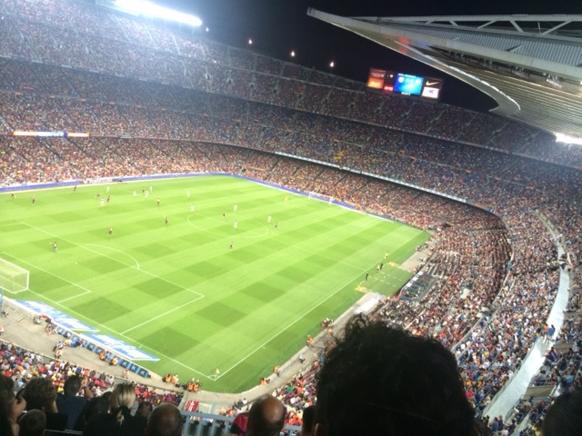 Illustration for article titled Két gyerekkel és egy nővel a Camp Nou poklában