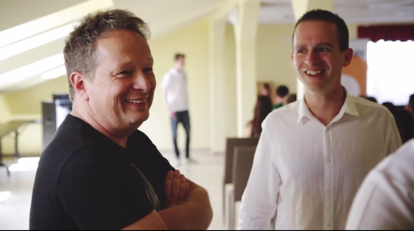 Illustration for article titled Kövér Lászlóval és Geszti Péterrel szeleteltek a fideszes fiatalok