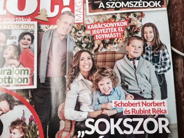 Illustration for article titled Hoppá, nincsen Orbán-család a karácsonyi Hot magazinban