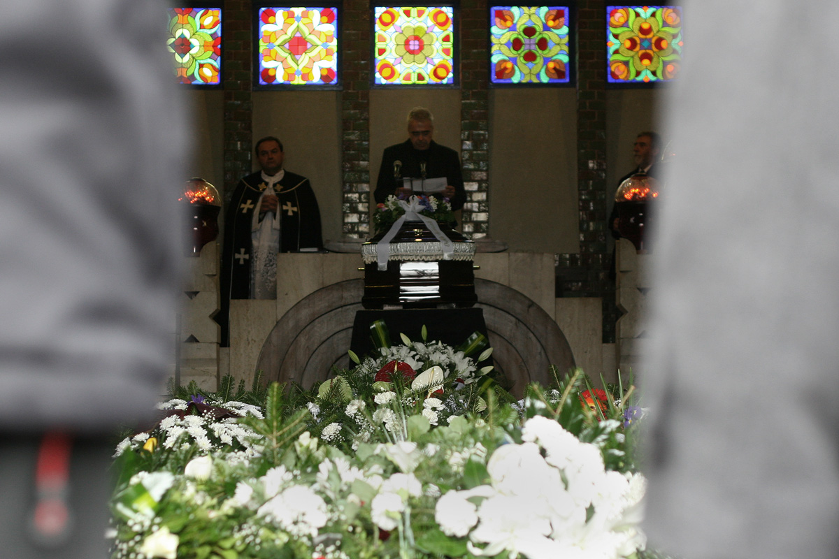 Illustration for article titled Elég egy szálat elszakítani – ma temették Borbély Szilárdot