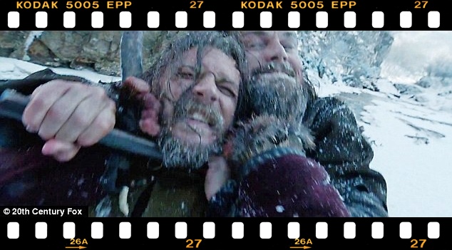 Illustration for article titled DiCaprio harca az óriás medvével az Oscar díjért!Frissítve a Golden Globe elismerésekkel-videó interjú!