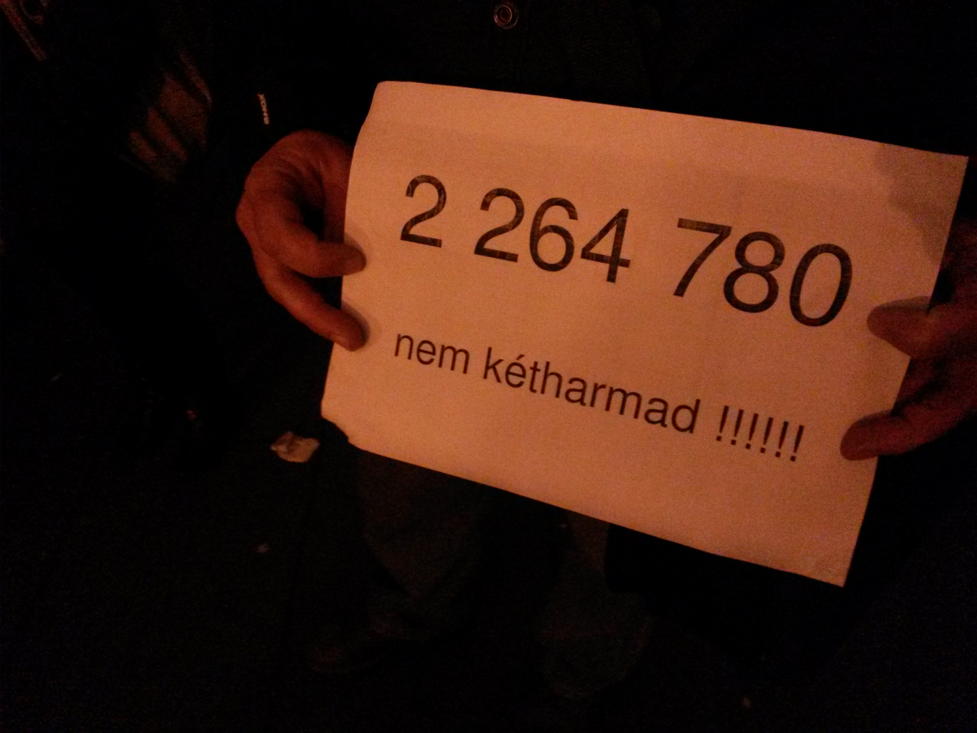 Illustration for article titled Képek, gifek, videó a tegnapi tüntetésről, minden itt van egyben