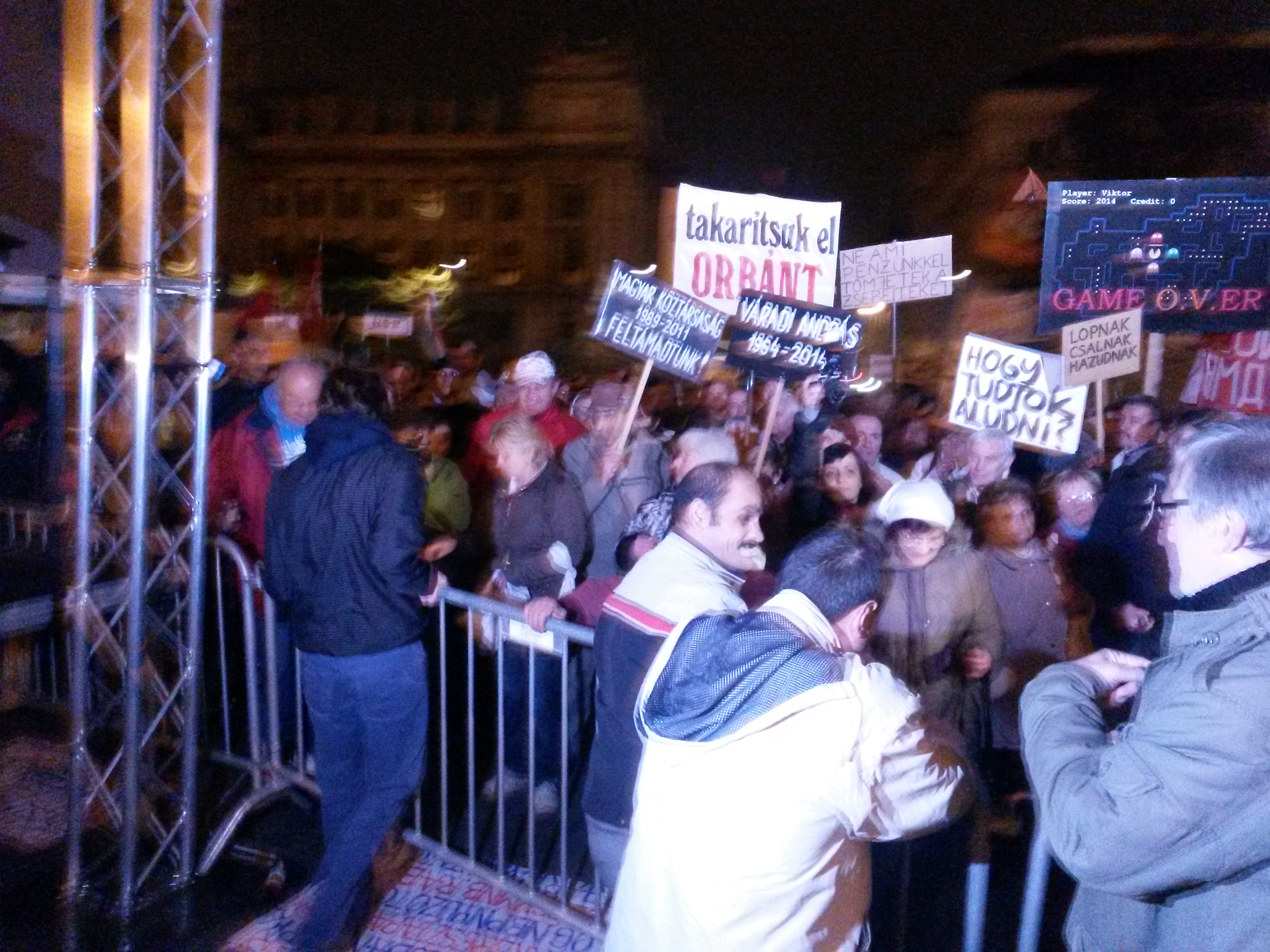 Illustration for article titled Képek, gifek, videó a tegnapi tüntetésről, minden itt van egyben