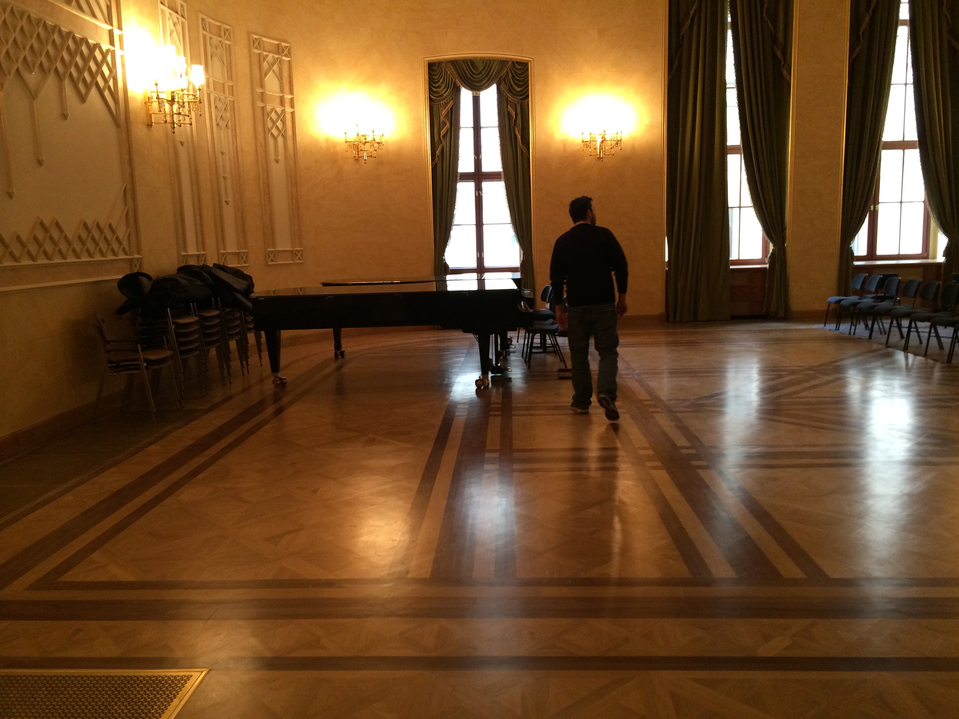 Illustration for article titled Pinaasztal mögött szivarozhat Fekete György az Aranykalickában