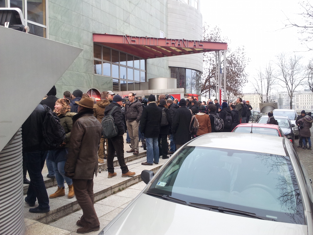 Illustration for article titled Megkezdődött a Charlie-megemlékezés a budapesti Francia Intézet előtt