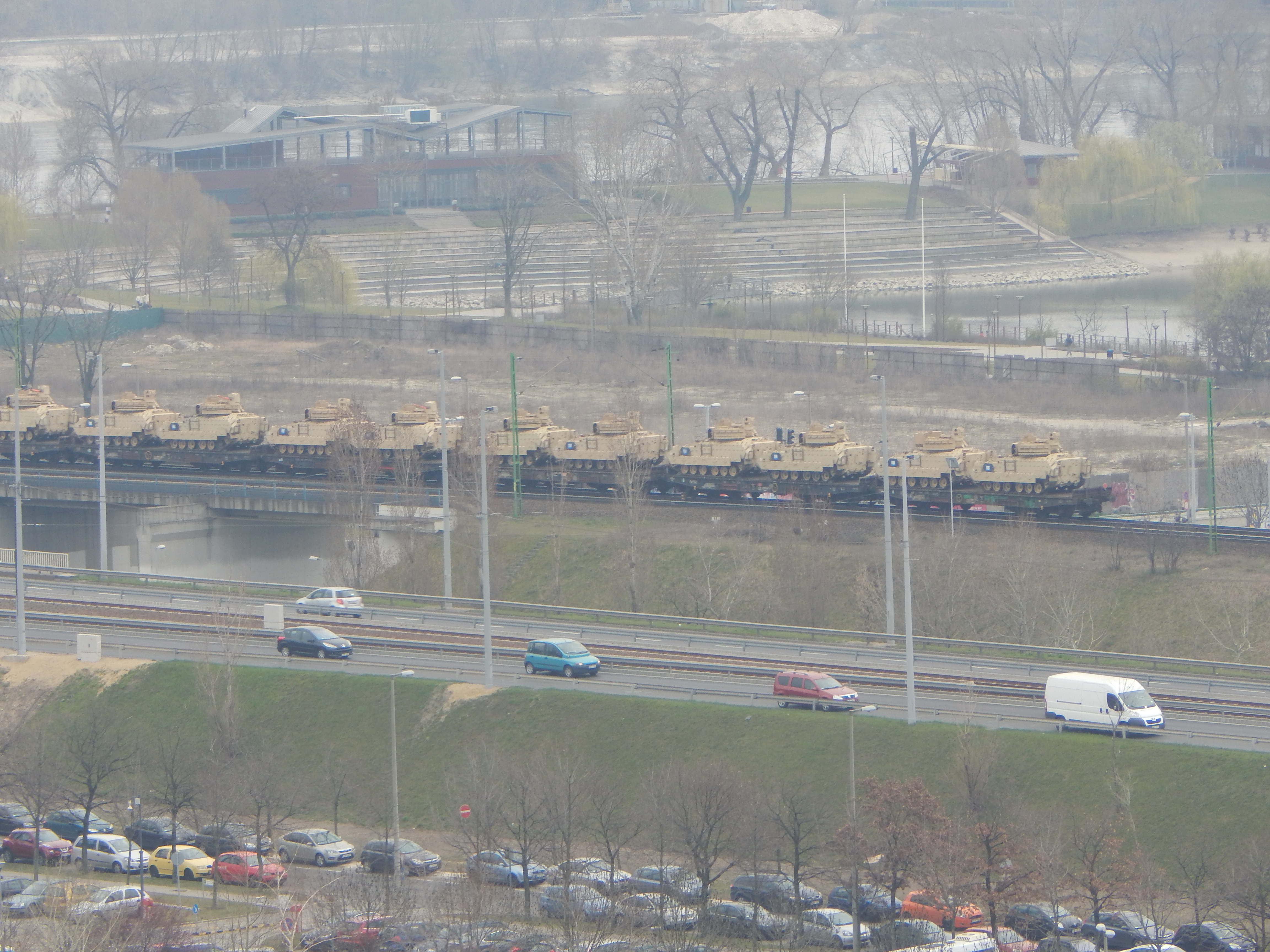 Illustration for article titled Mit keresnek ezek az amerikai tankok Budapesten?