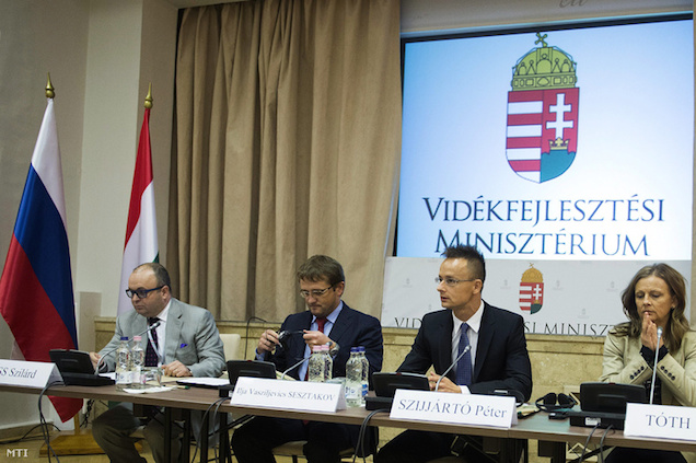 Kitiltották a külügyből, erre kinevezték miniszteri biztosnak