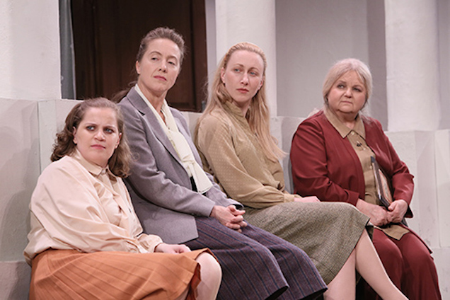 El tudjátok képzelni, hogy 2,5 órán keresztül csak verseket hallgattok?