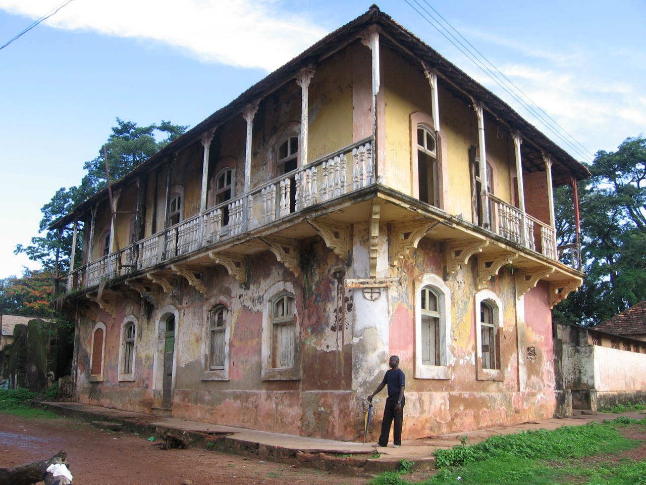 Illustration for article titled Kokain, denevérek, katonai puccsok: ismerje meg Simon Gábor hazáját