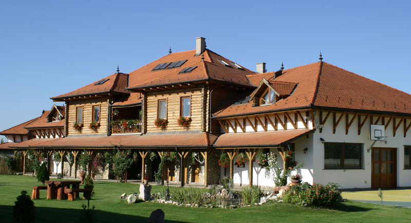 Szökőkút is van, amelyből vörösbor bugyog