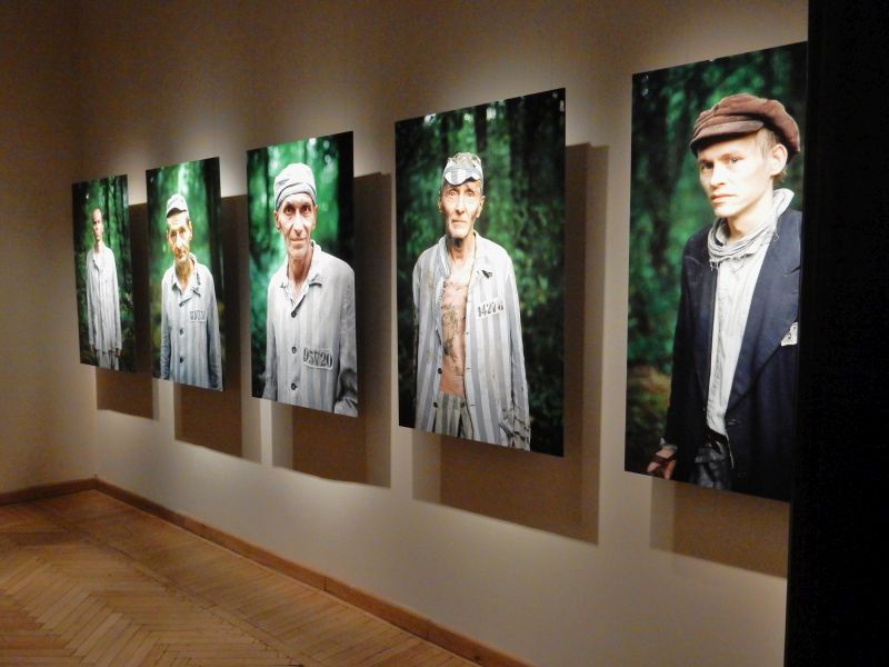 Illustration for article titled Hátraarc-Saul fia a Mai Manó Házban