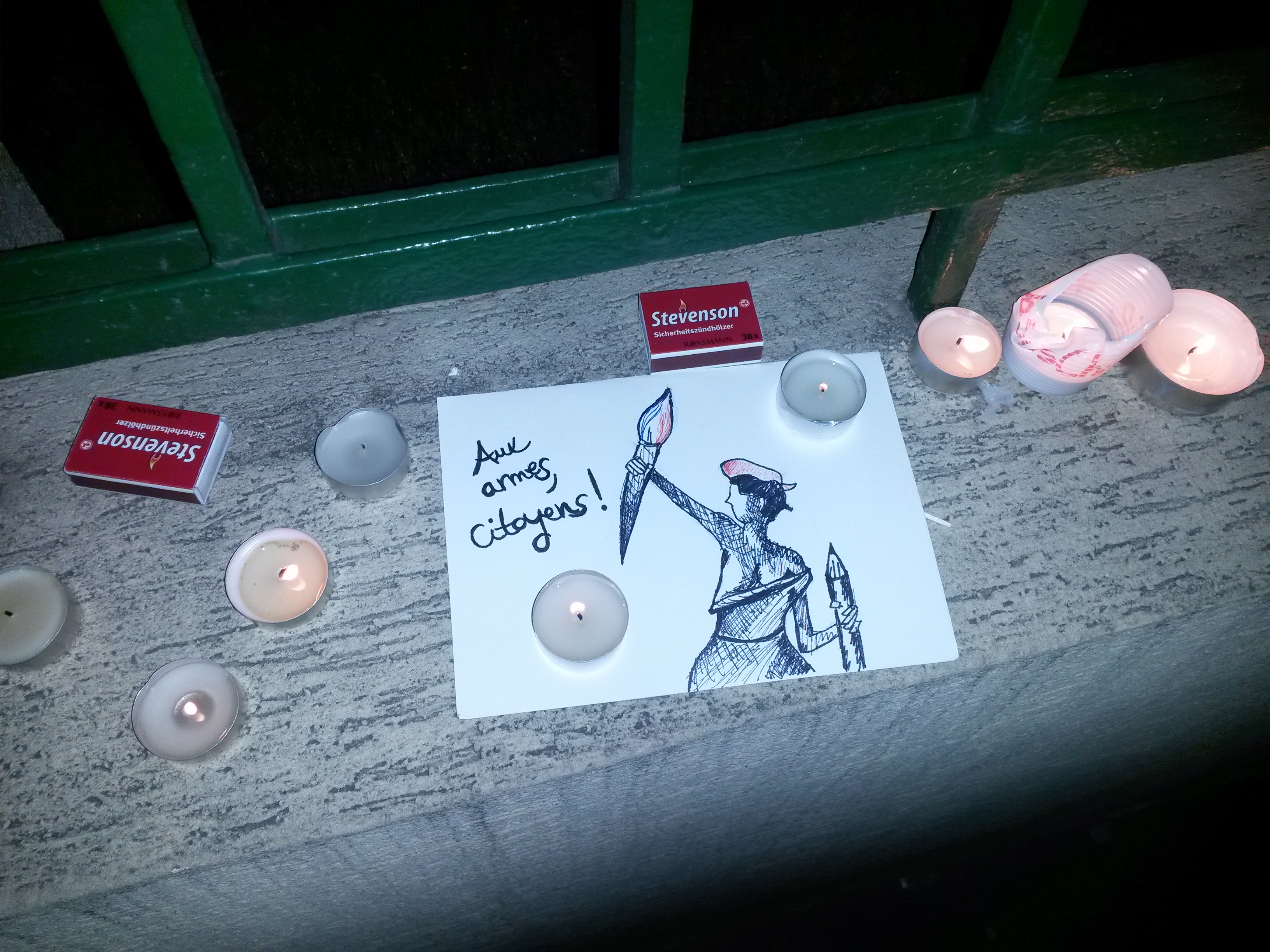 Illustration for article titled Mécsesek a francia nagykövetség előtt