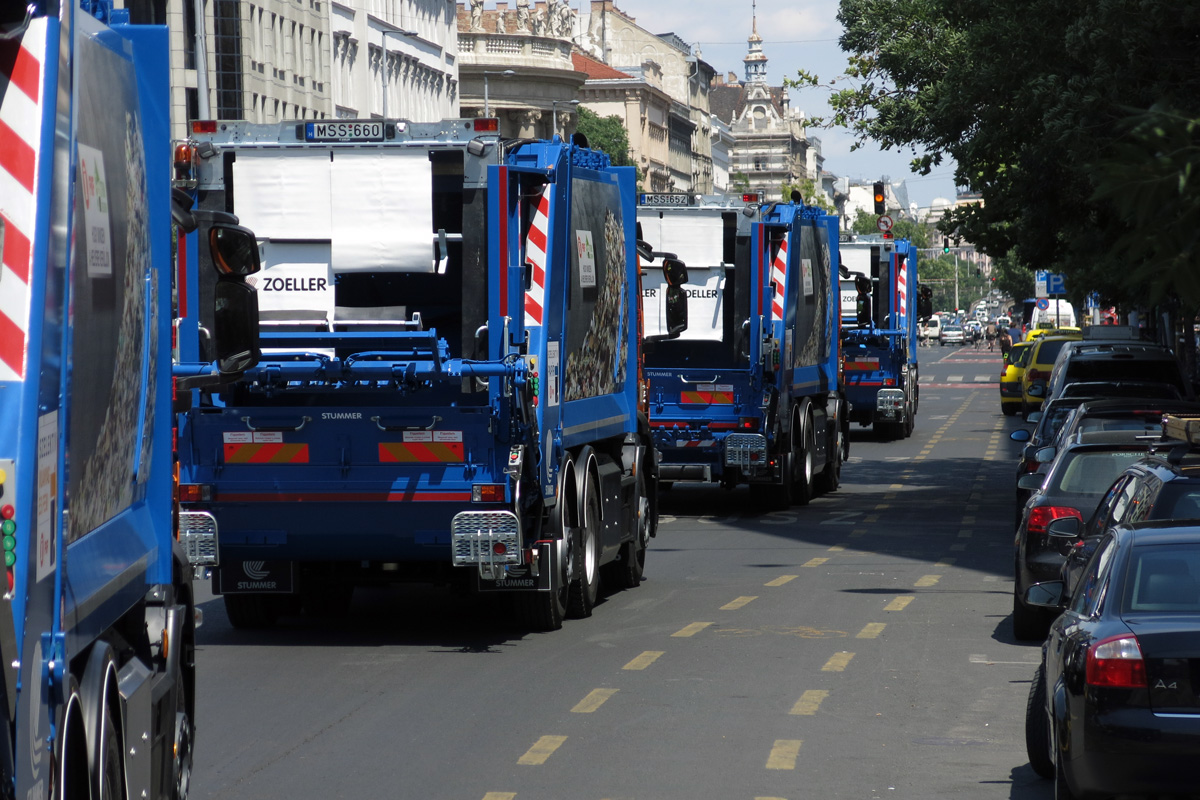 Illustration for article titled Az új budapesti kukásautóknál csak a kukások sajtóajándékai jobbak