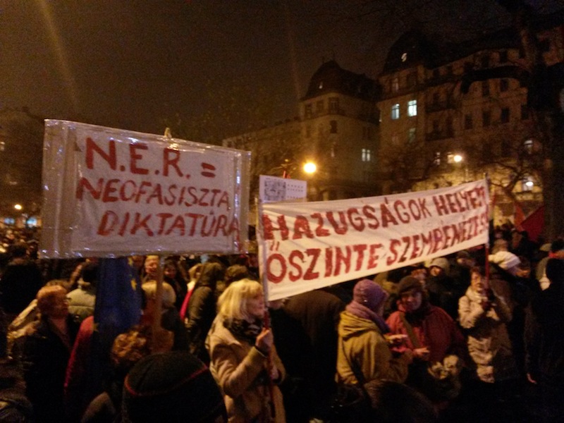 Illustration for article titled A nácik, haza! után kikísérték az ellentüntetőket