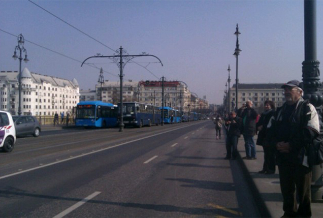 Illustration for article titled Keresztbeállt egy busz a Margit hídon, elég érdekesen nézett ki