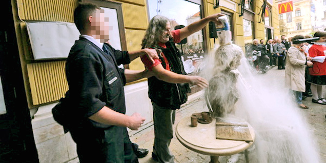 Liszttel öntötték le Weöres Sándor frissen felavatott szobrát Pécsen