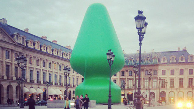 Szabotálták Párizsban az óriási análdugót